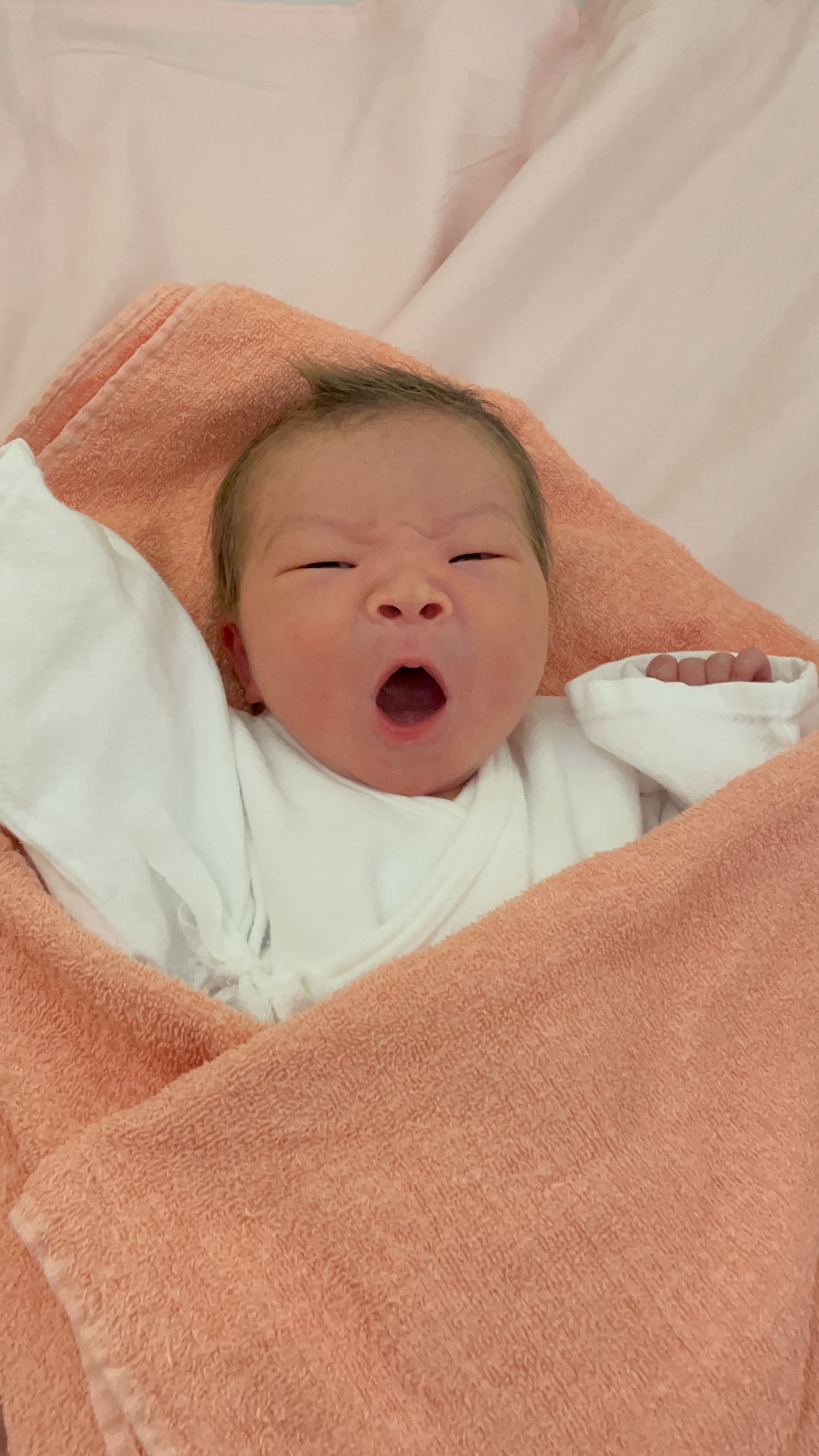 あくびをする赤ちゃん