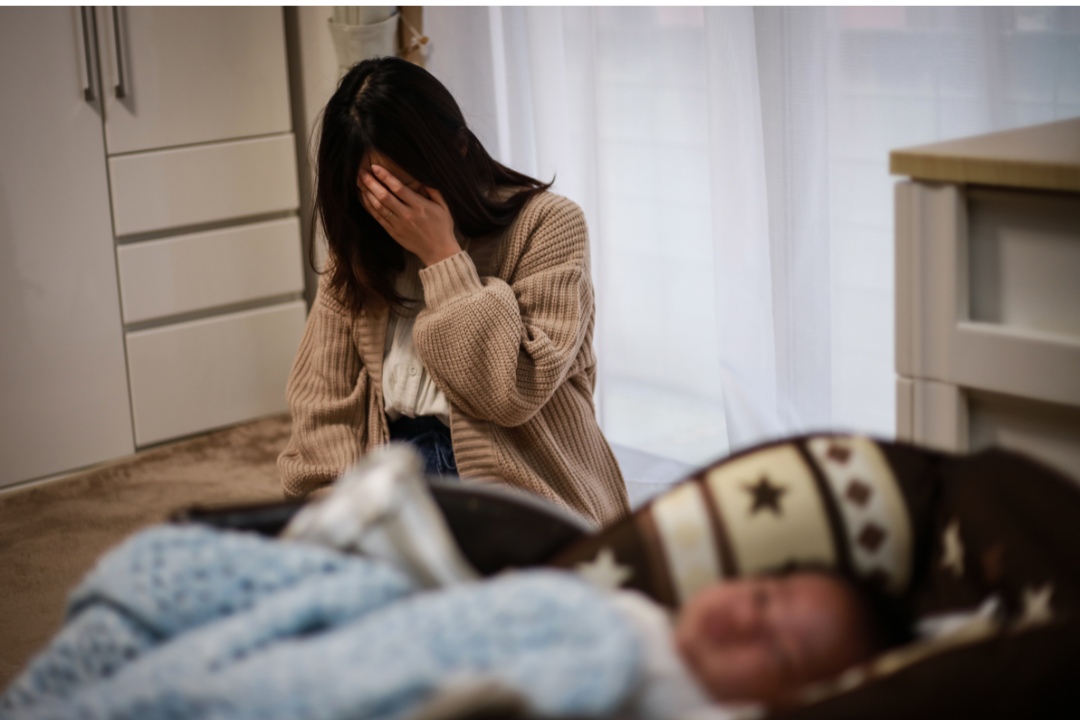 悩んでいる母親